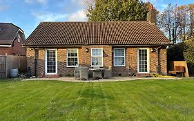 Charming 2Br Cottage - Fully Furnished - 10Min Lgw - Free Parking